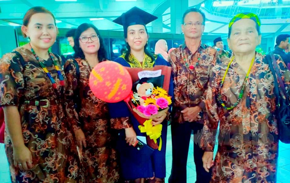 ANNE bersama ibu dan ayah serta keluarga menerima Diploma Perakaunan di Majlis Konvokesyen Universiti Teknologi Mara Kampus Samarahan. 