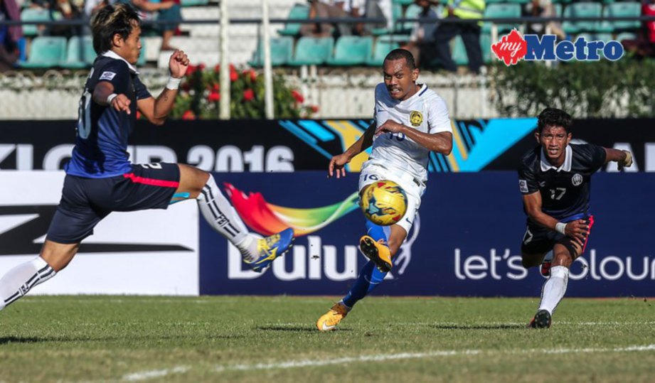 SYAZWAN Zainon (tengah) menjaringkan gol penyamaan ketika menentang Kemboja. FOTO Osman Adnan 