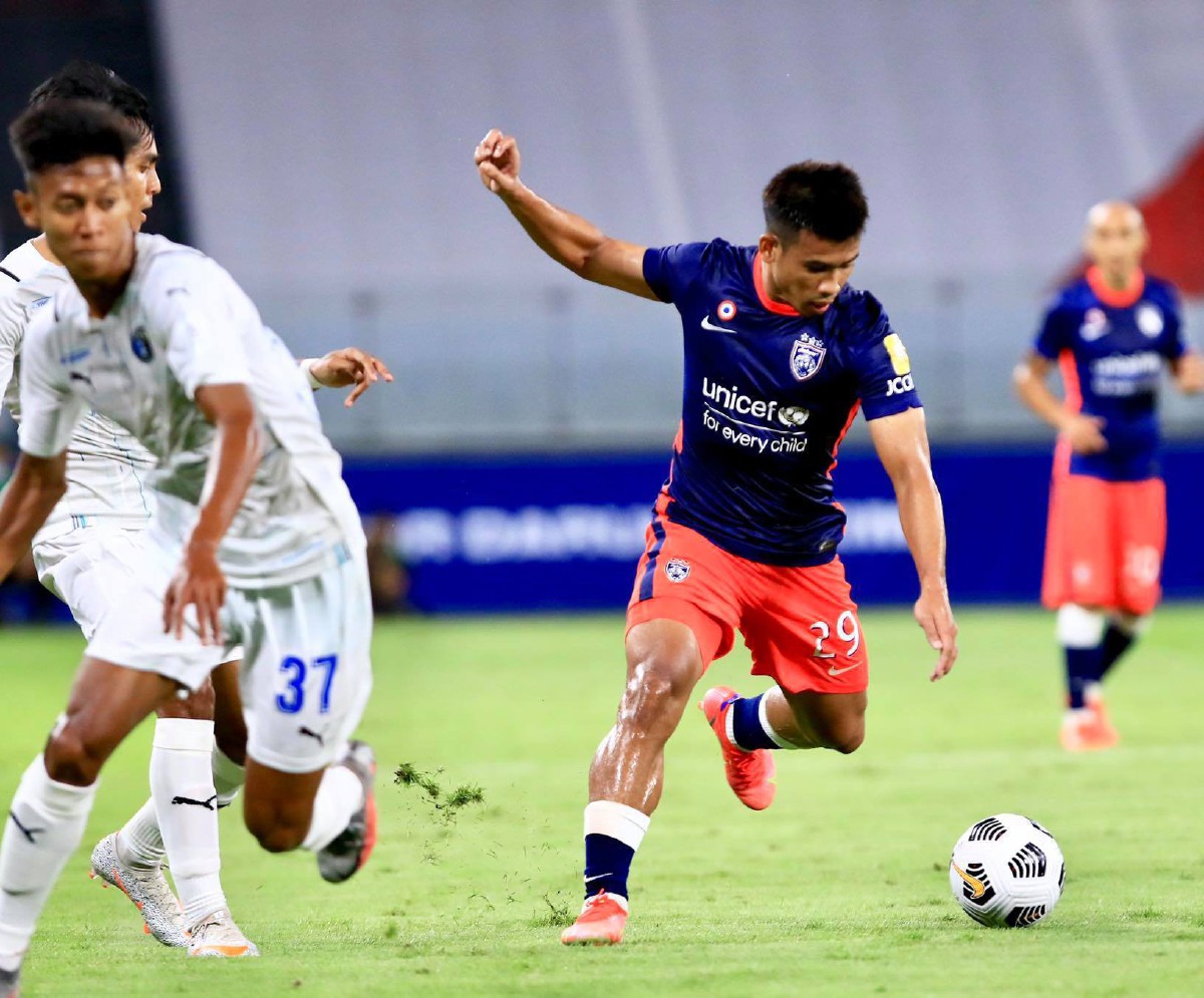 Pemain JDT, Safawi Rasid (tengah) pada saingan Liga Super menentang Penang FC.