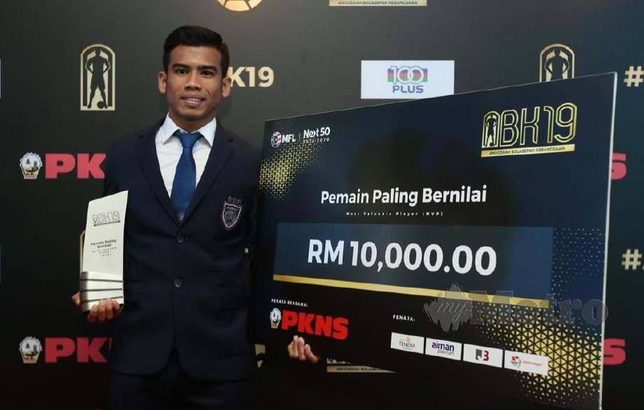 Safawi Rasid merangkul Pemain Paling Bernilai (MVP) sempena Anugerah Bolasepak Kebangsaan (ABK) 19 di Hotel Tenera, Bangi. FOTO Zulfadhli Zulkifli.