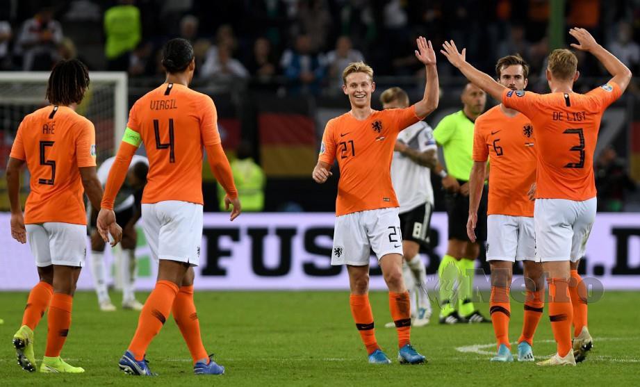 PEMAIN Belanda meraikan kemenangan mereka. -Foto EPA