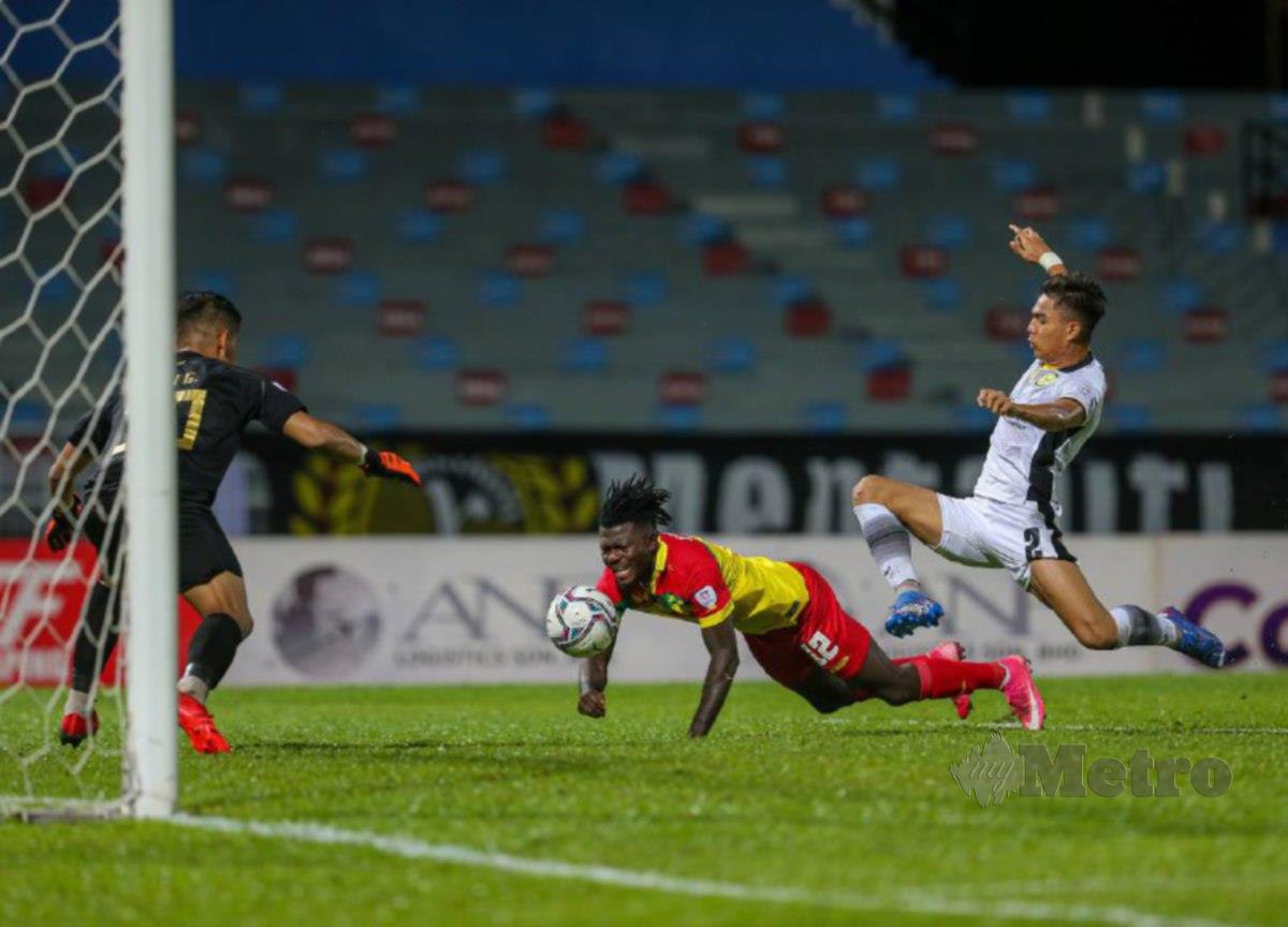 PEMAIN Selangor FC, Ifedayo Olusegun cuba menanduk bola sambil diasak pemain Perak FC, Muhamad Danish Haziq Saipul Hisham. FOTO Aswadi Alias