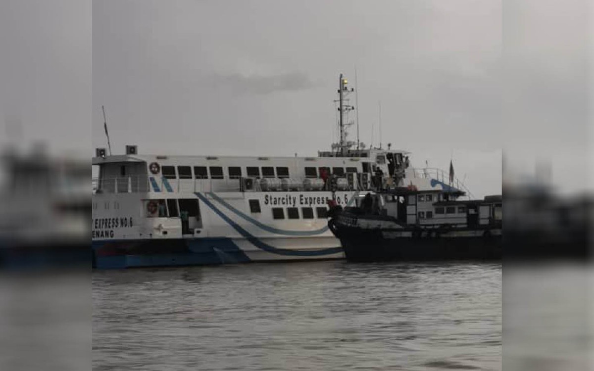 Feri yang membawa 133 penumpang dari Kuala Kedah ke Langkawi terkandas akibat tersangkut tali sauh di perairan Kuala Kedah. FOTO ihsan Ferrylines Ventures