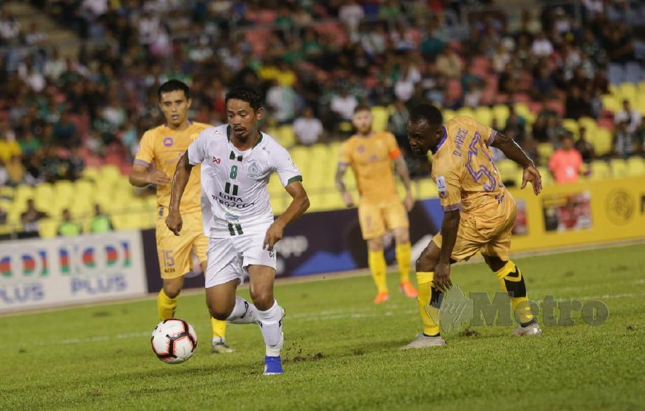  Pemain Melaka United, Safiq Rahim (dua dari kiri) melepasi kawalan pemain Terengganu pada perlawanan Liga Super. FOTO Khairunisah Lokman