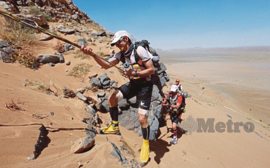 PESERTA terpaksa menggunakan tali untuk mendaki bukit yang terdapat di Gurun Sahara. 