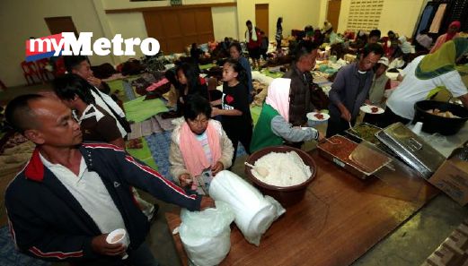 Penduduk mengambil makanan untuk bersahur. FOTO Edmund Samunting