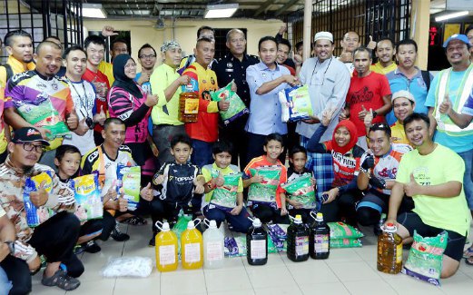 PESERTA bergambar kenangan bersama Mohd Azmi dan wakil IPD Kajang.