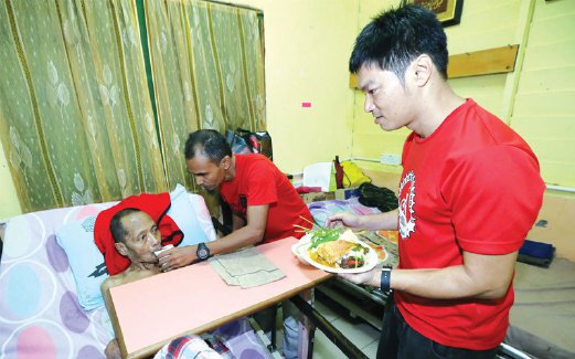 DUA peserta melayani dan memberi makan kepada penghuni yang sakit dan tidak berkeupayaan.