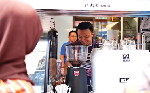 TANPA pengalaman Khairul menyahut cabaran sebagai barista kopi. 