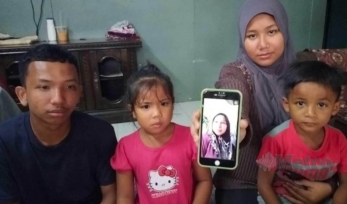 AUNI Umaira (dua kanan) dan abangnya, Saidina Umar (kiri) serta dua adiknya menunjukkan gambar ibu mereka, Ruzaini yang meninggal dunia akibat barah payu dara tahun lalu. FOTO Zuliaty Zulkiffli