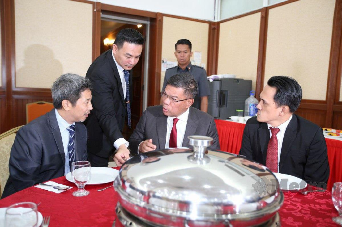 SAIFUDDIN Nasution (tengah) berbual bersama Ahli Dewan Undangan Negeri (Adun) ketika hadir pada persidangan bagi Mesyuarat Ketiga Penggal Kelima Dewan Undangan Negeri Ke-14 di Dewan Undangan Negeri. FOTO Mikail Ong