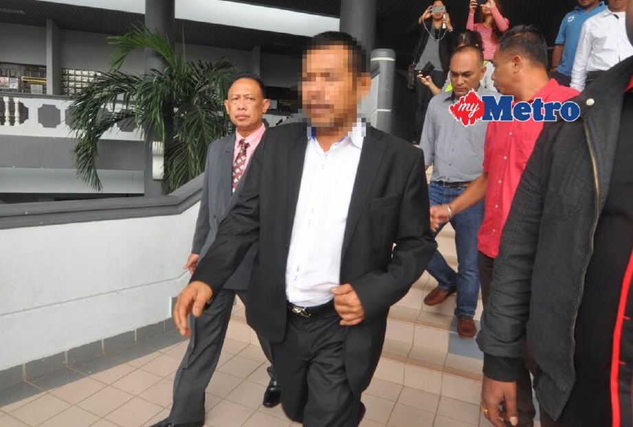 Pegawai PBT Melaka bergelar Datuk keluar dari Mahkamah Majistret Ayer Keroh selepas dibebaskan dengan ikat jamin RM100,000. - Foto MUHAMMAD HATIM AB MANAN