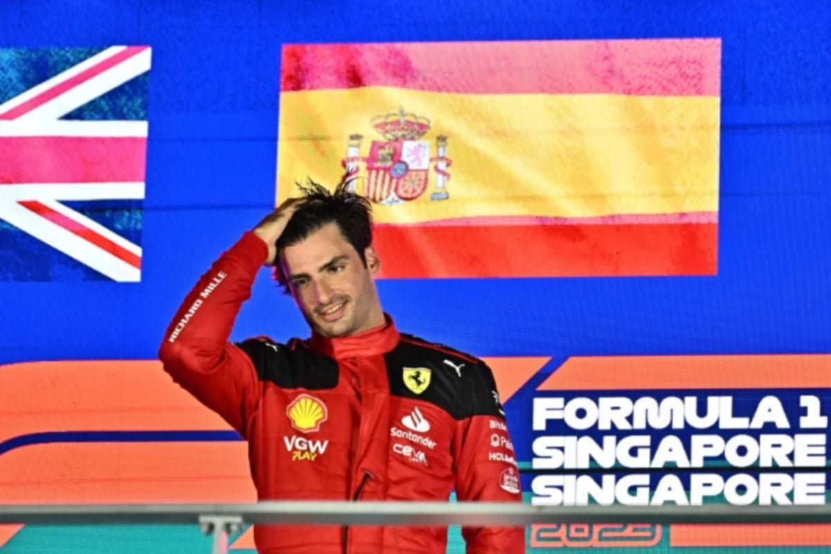 PEMANDU Ferrari, Carlos Sainz meraikan kejayaannya di podium selepas menang GP Singapura di Marina Bay Street Circuit dekat Singapura, September lalu. FOTO AFP