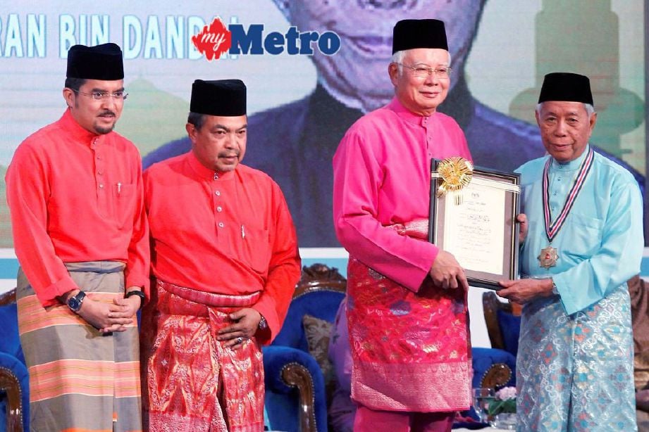 Najib menyampaikan sijil penghargaan kepada Sakaran sambil disaksikan Jamil Khir (dua dari kiri) dan Asyraf Wajdi pada sambutan Maal Hijrah 1439H Peringkat Kebangsaan di Masjid Wilayah Persekutuan, Kuala Lumpur. FOTO Aizuddin Saad