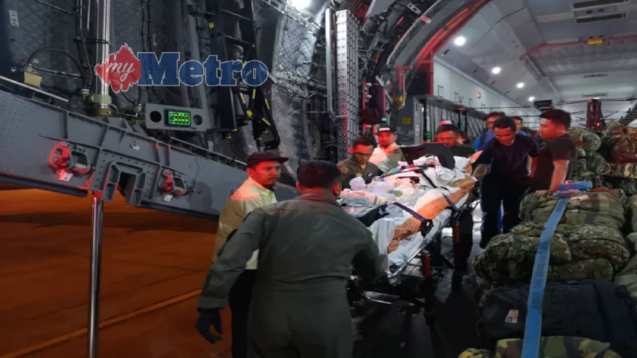AHMAD Asyraf dibawa ke Hospital Selayang sejurus tiba di Pangkalan Udara Subang dari Tawau, semalam. FOTO Ihsan TUDM