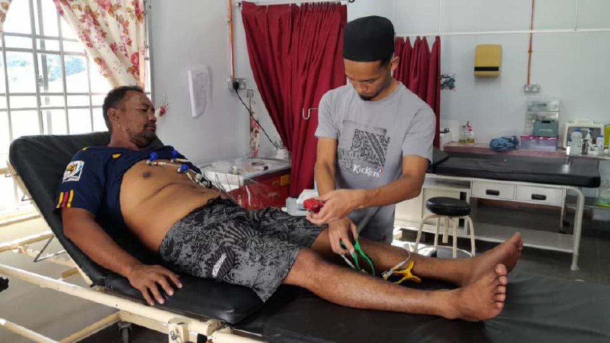 NELAYAN yang diselamatkan APMM kerana sakit dada di 12 batu nautika timur Tanjung Sedili di sini, semalam sedang menerima rawatan. FOTO Ihsan APMM