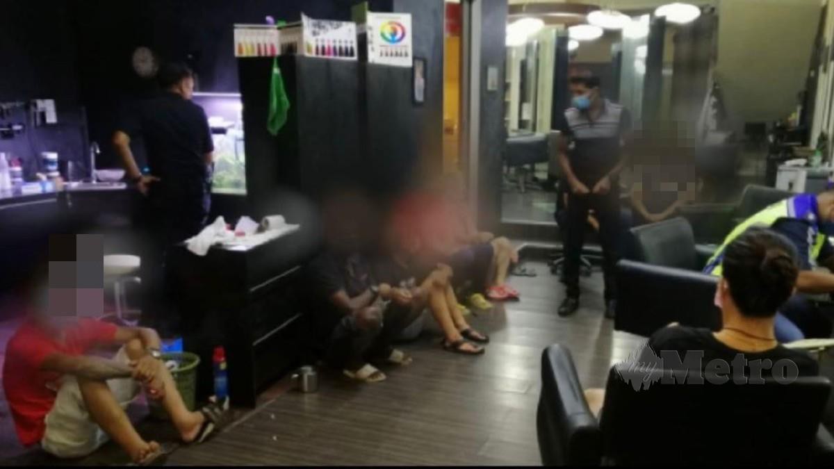Polis memeriksa sebuah salon di Sitiawan selepas menjalankan operasi perniagaan bukan perkhidmatan perlu semalam. Foto Ihsan PDRM