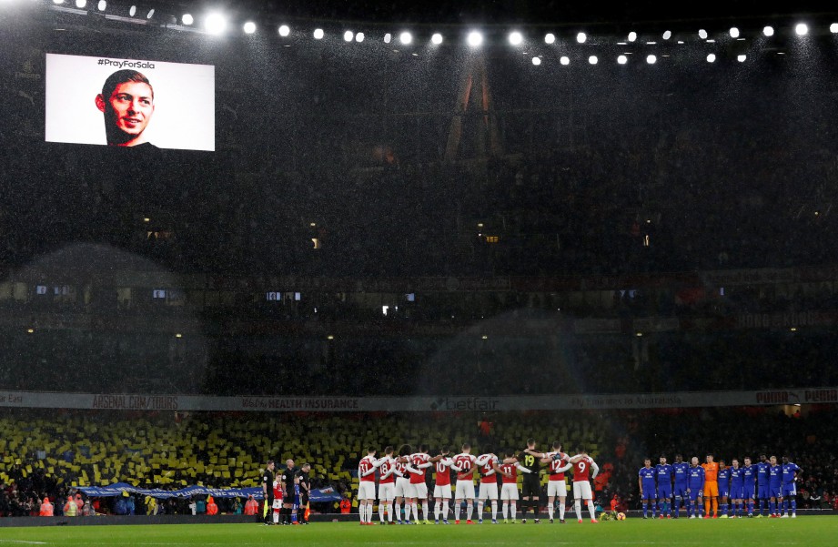 Suasana di Stadium Emirates London antara Arsenal bertemu Cardiff City. Pemain kedua-dua pasukan bertafakur selama satu minit sebelum perlawanan bermula sebagai memperingati Emiliano Sala.