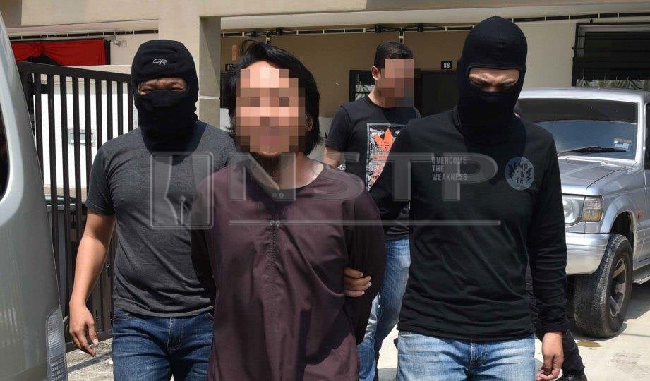 LELAKI  yang ditahan Bahagian Counter Terrorism, Cawangan Khas, PDRM dalam tiga serbuan serentak di Perlis, Kuala Lumpur dan Johor pada  24 September lalu. FOTO Ihsan PDRM