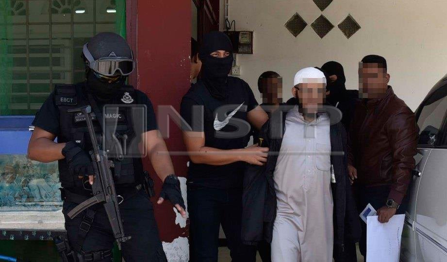 LELAKI  yang ditahan Bahagian Counter Terrorism, Cawangan Khas, PDRM dalam tiga serbuan serentak di Perlis, Kuala Lumpur dan Johor pada  24 September lalu. FOTO Ihsan PDRM