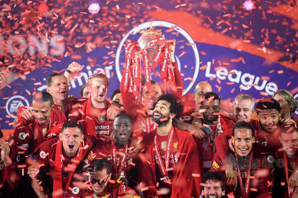 BARISAN pemain Liverpool ketika meraikan kejayaan memenangi kejuaraan Liga Perdana, Julai lalu. FOTO AFP 
