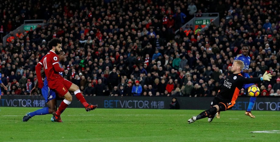 SALAH (kiri) jaring gol kedua Reds. FOTO/AFP 