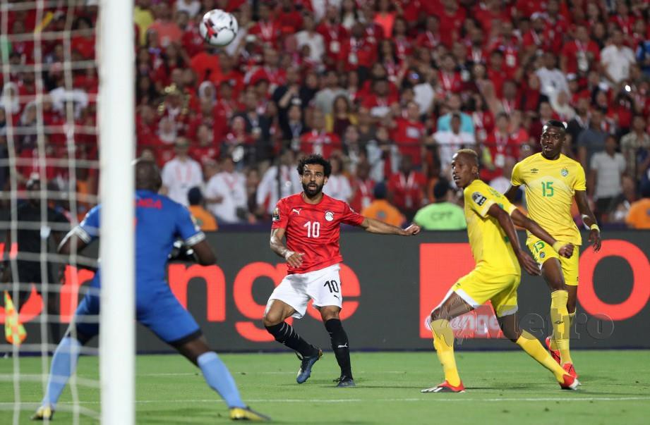 SALAH (dua kiri) melakukan percubaan ke arah gol namun gagal. — FOTO Reuters