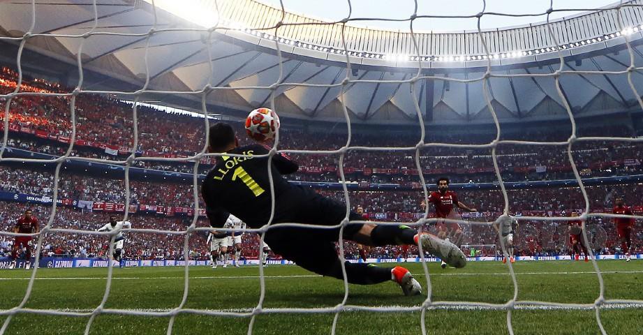 SALAH meledak gol pembukaan menerusi penalti seawal minit kedua. — FOTO EPA