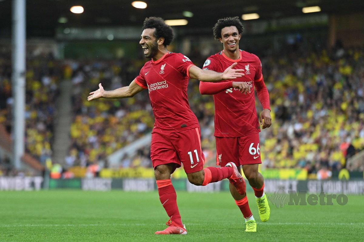 SALAH (kiri) meraikan gol ketiga untuk Liverpool. FOTO AFP