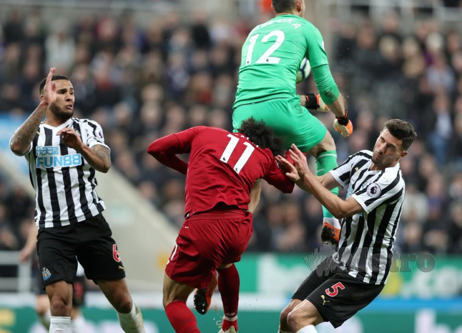 SALAH (dua kiri) mengalami kecederaan selepas berlaga dengan penjaga gol Newcastle, Martin Dubravka, Sabtu lalu. — FOTO Reuters