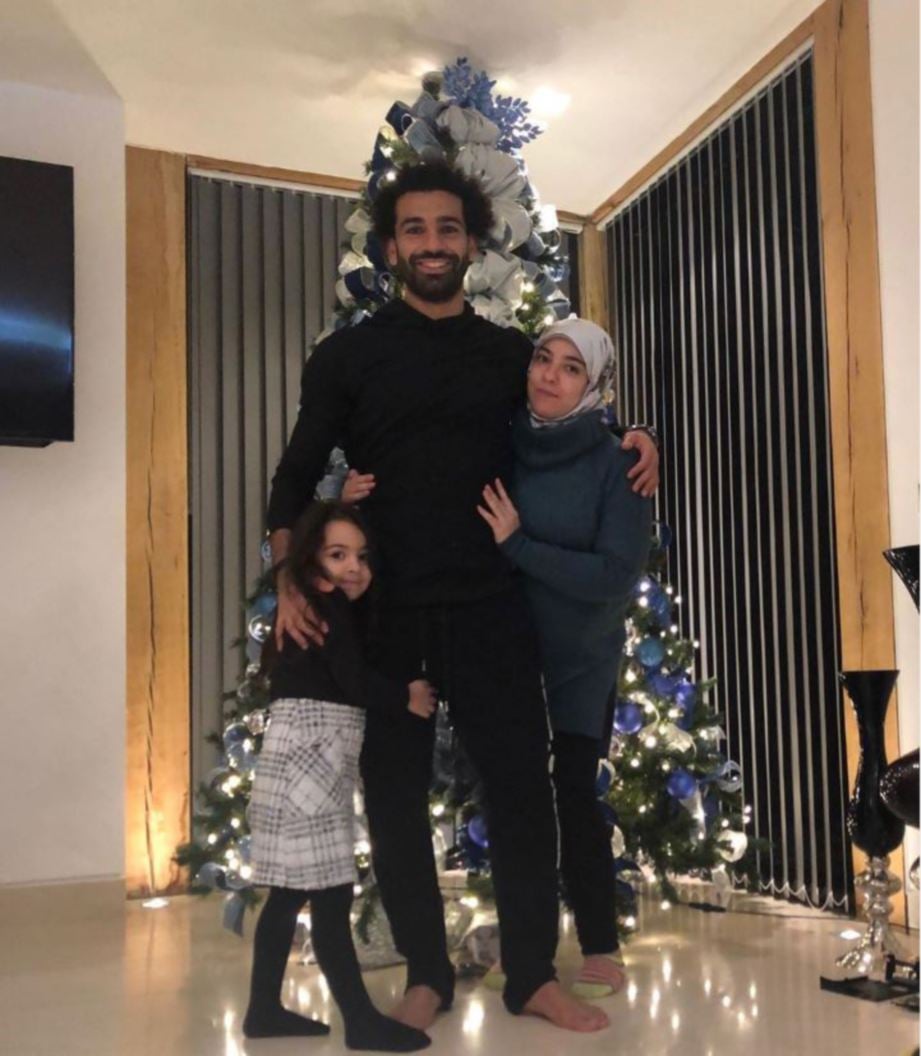 SALAH bersama isteri dan anak perempuannya, Makka. FOTO IG Mohamed Salah 