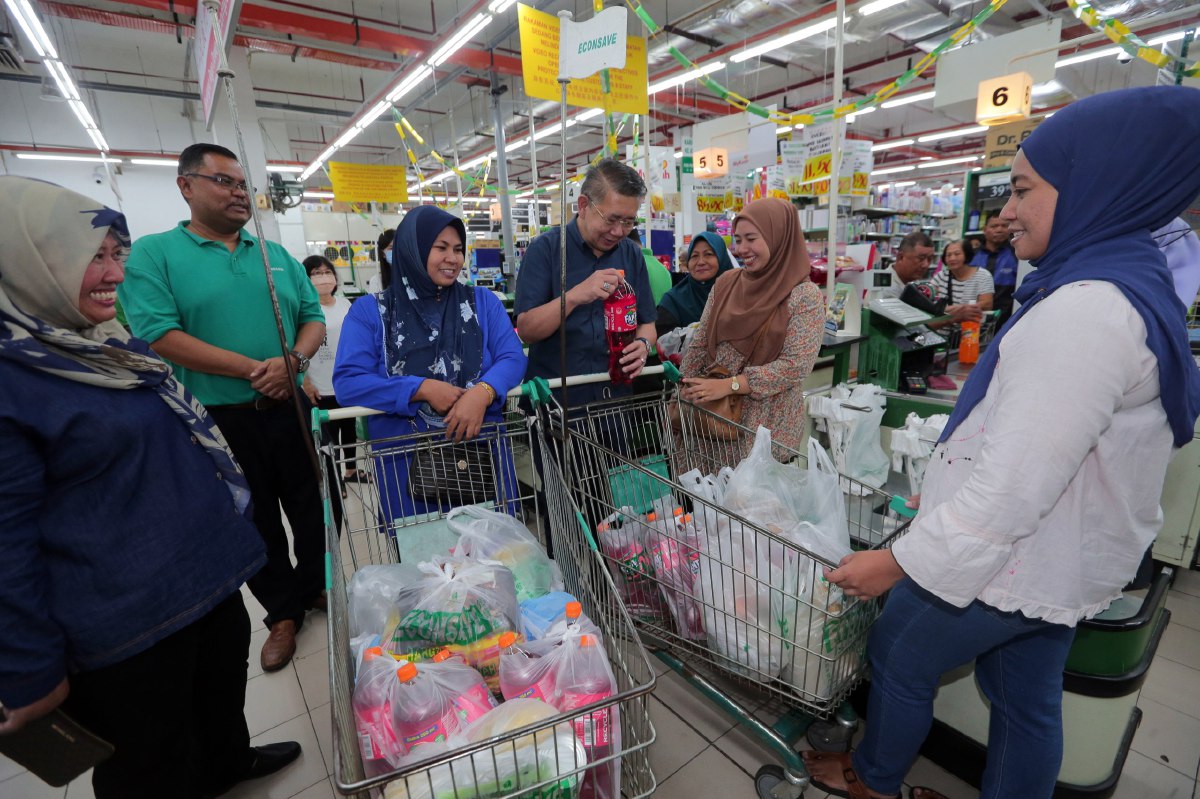 SALAHUDDIN membuat tinjauan harga barangan pada Program Jualan Rahmah Daging Import di Econsave Pontian, Johor. FOTO Nur Aisyah Mazalan.