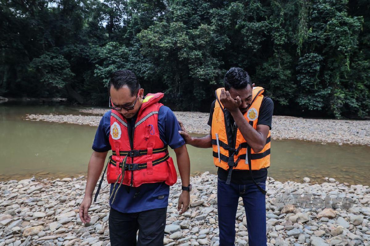 SHAHRIZAL (kanan) ketika menyertai operasi mencari mangsa tragedi kepala air di Jeram Air Putih. FOTO arkib NSTP 