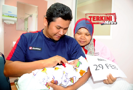 Sallehuddin Amzah, 30, dan isteri Nurul Azimah Md Ariffin, 28, bersama bayi kedua mereka seberat 3.26kg yang dilahirkan dalam kereta ketika dalam perjalanan ke Hospital Tuanku Jaafar,  kira-kira 8.25 pagi tadi. - Foto Bernama