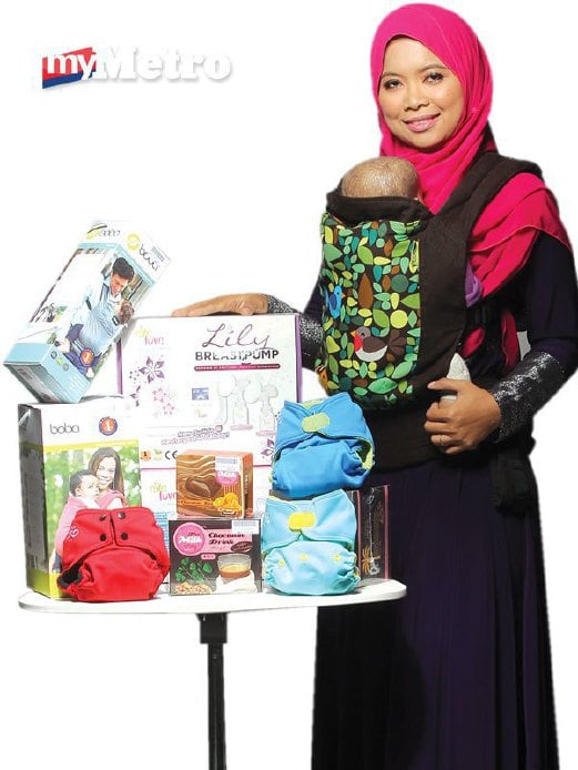 HAZARINA bersama pelbagai barangan ibu dan bayi yang dijual di kedainya di Lunatots Putrajaya.
