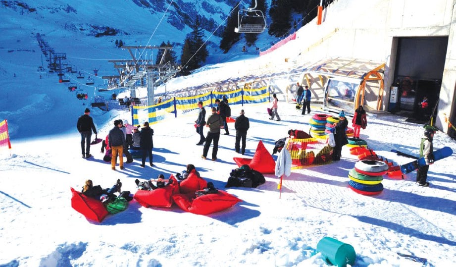 TAK kira tua atau muda, semua pengunjung pasti seronok meluncur salji di taman permainan glasier.