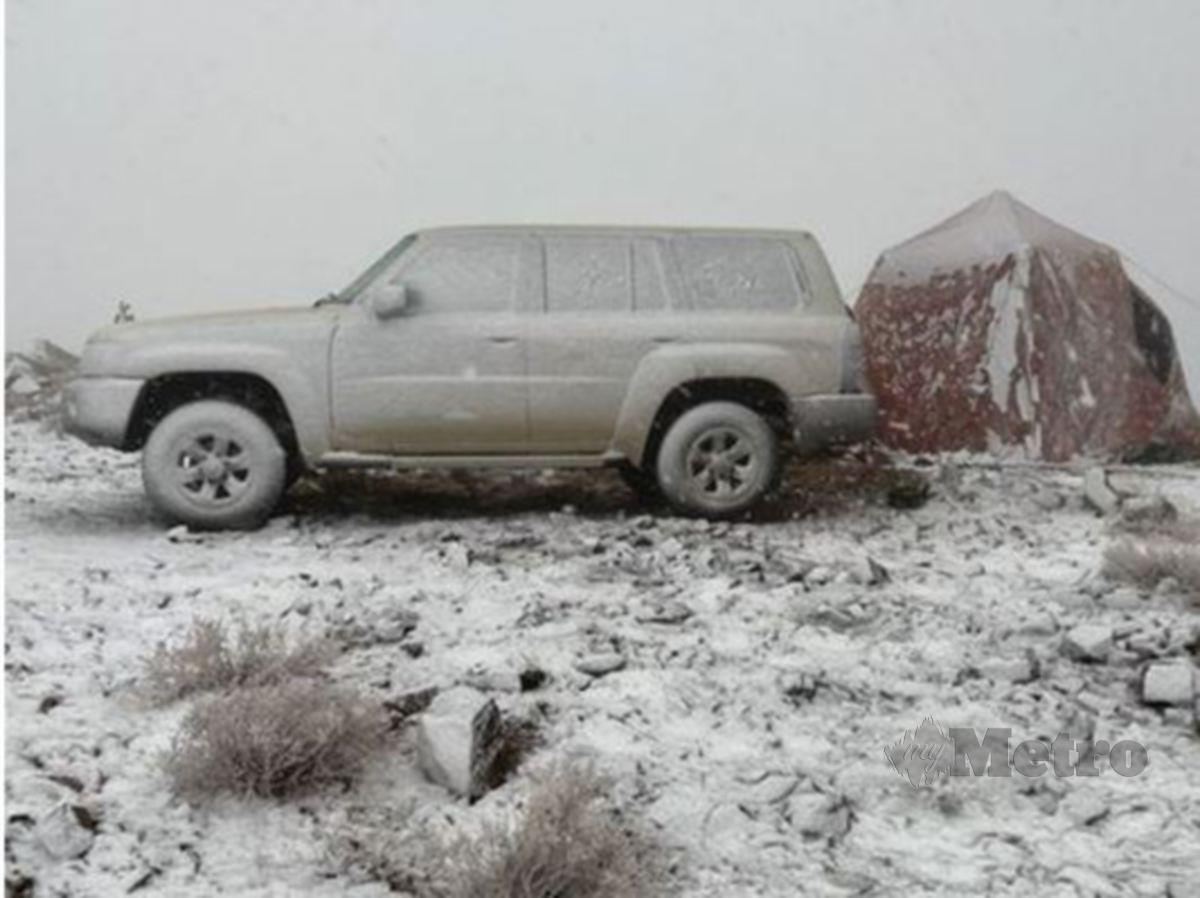 PERGUNUNGAN Tabuk di Arab Saudi dilitupi salji hujung minggu lalu.