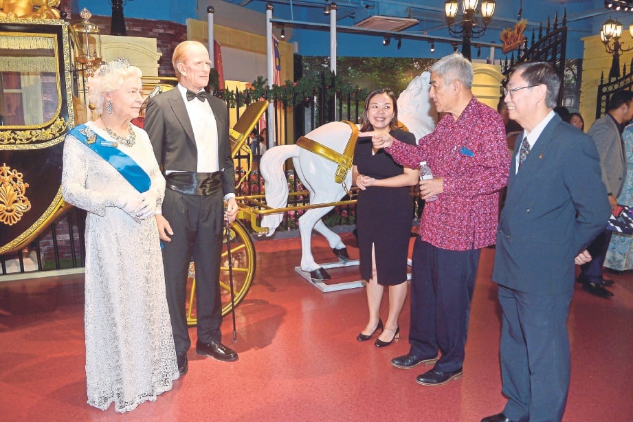 PATUNG lilin Ratu Elizabeth II dan suami, Putera Philip, di Red Carpet 2 menarik perhatian Yean. 