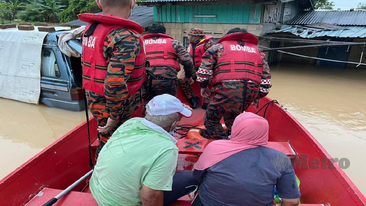 BOMBA menyelamatkan dua warga emas yang terperangkap ketika banjir di Kampung Laut, Skudai. FOTO Ihsan Bomba dan pembaca.