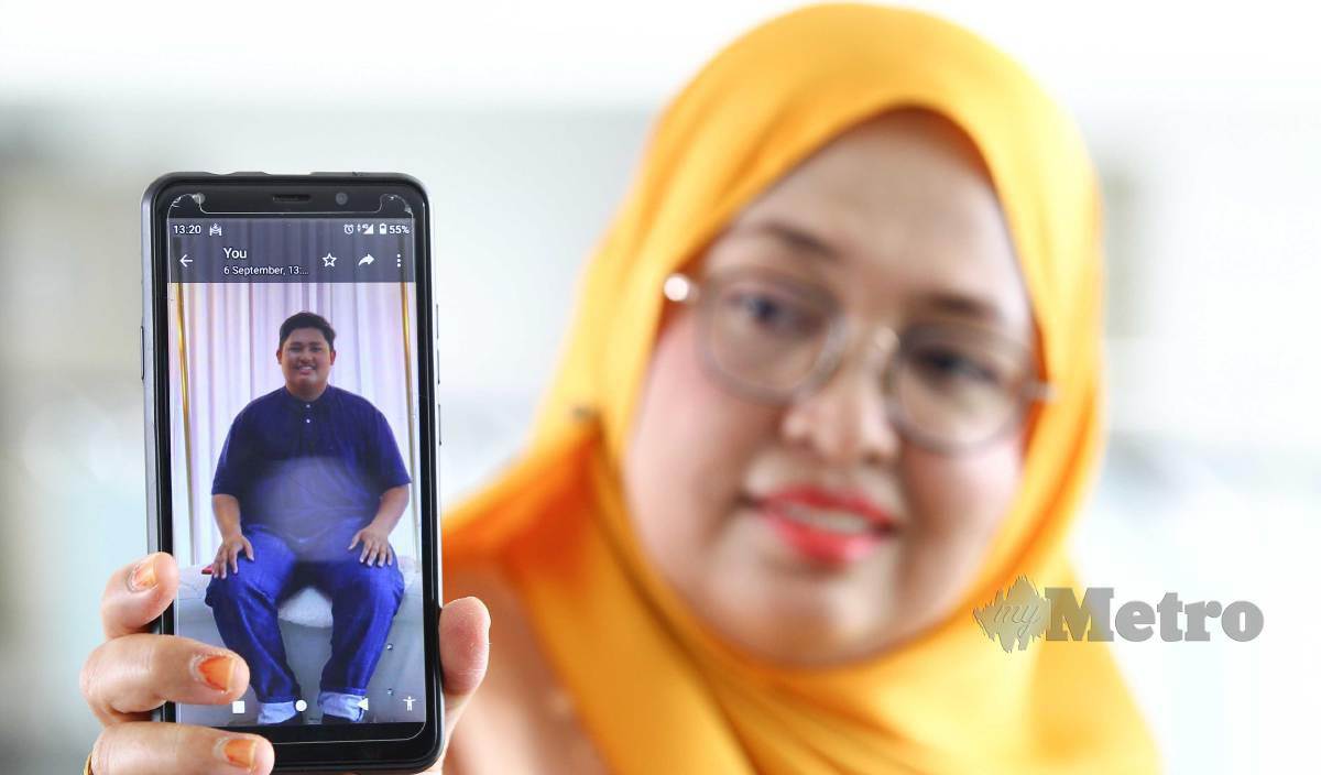SITI Salmiah hadir mewakili anaknya yang meninggal akibat kemalangan ketika Majlis Graduasi GiatMara Malaysia ke-36, di MSU, Shah Alam. FOTO Aziah Azmee