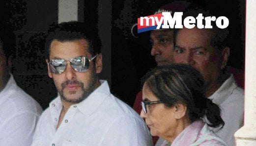 Salman bersama ibunya, Sushila Charak ketika keluar dari rumah  untuk ke mahkamah di Mumbai, hari ini. FOTO AP