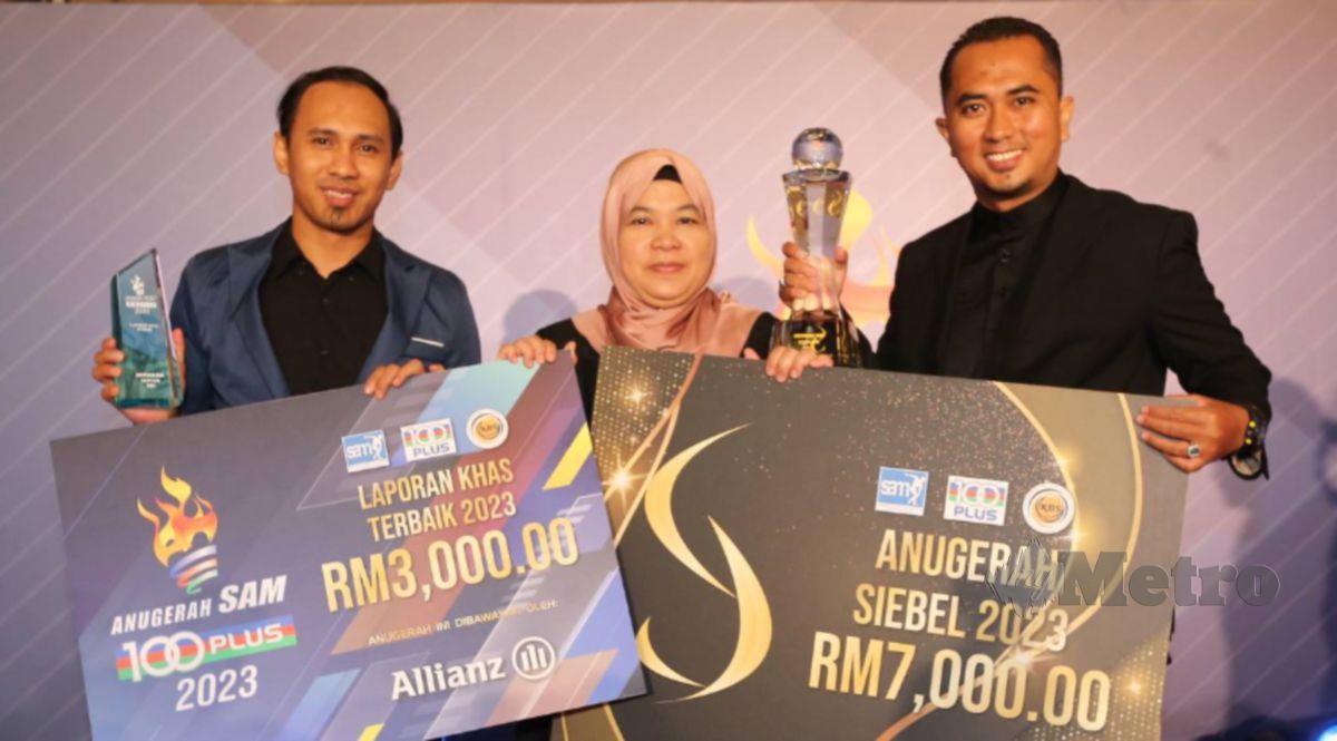 AIDA bersama Firdaus (kanan) dan Amirul bersama anugerah dimenangi. FOTO Saifullizan Tamadi