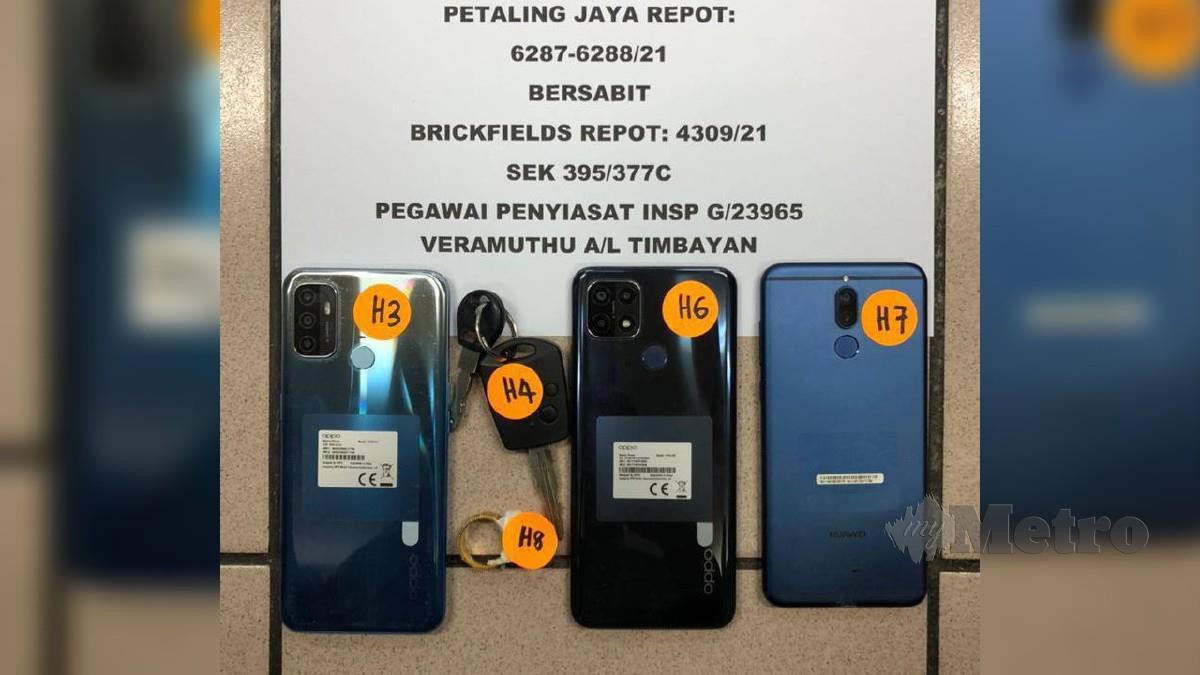 Telefon bimbit yang dirampas daripada tiga suspek samun dalam dua serbuan polis di ibu kota semalam. Foto Ihsan PDRM 