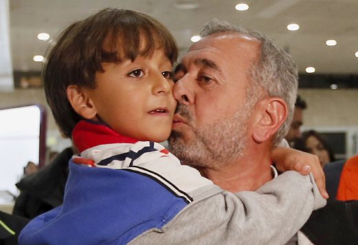 Osama Abdul Muhsen mencium anaknya Zaid sebaik tiba di stesen keretapi Sants Barcelona sebelum menuju Getafe semalam. - PIX Reuters