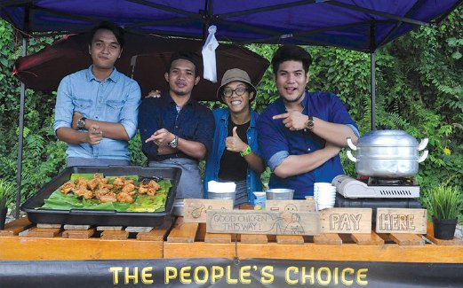 MUHAMMAD Nazmi (dua dari kanan) berkongsi bersama rakan memulakan perniagaan ayam goreng.