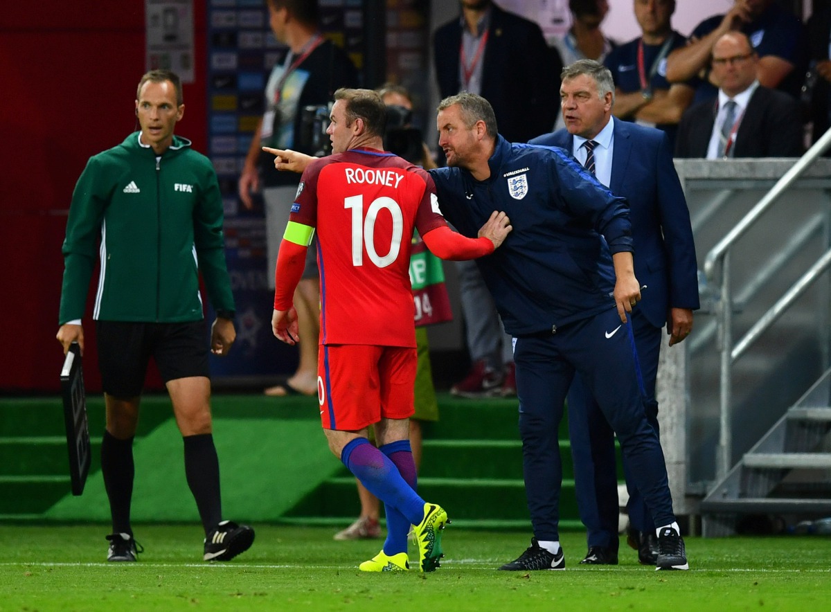 Sam Allardyce (kanan) bersama pembantunya memberi arahan ketika pernah membimbing England pada kempen kelayakan Piala Dunia 2018. FOTO Agensi 