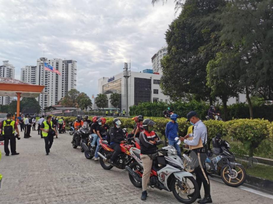 ANGGOTA JSPT Selangor memeriksa motosikal di  Plaza Tol USJ Lebuhraya Kesas menghala ke Kuala Lumpur dalam Operasi Khas Motosikal di seluruh Selangor hari ini. FOTO Muhaamad Hafis Nawawi 