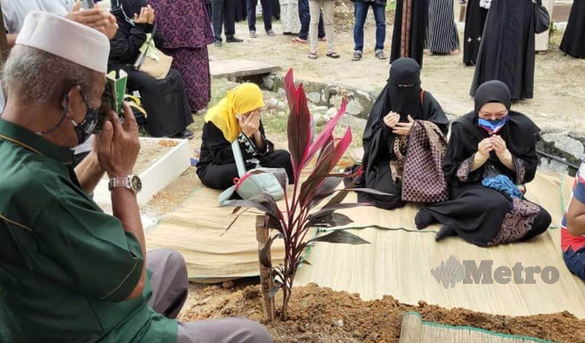 SANAK saudara dan sahabat handai hadir pada upacara pengebumian jenazah Azuan di Tanah Perkuburan Islam Sungai Kantan, Kajang. FOTO Samadi Ahmad