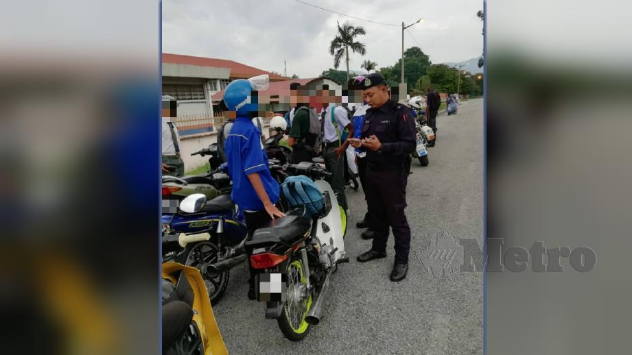 Anggota polis memeriksa kenderaan dalam Ops Didik. FOTO Ihsan PDRM