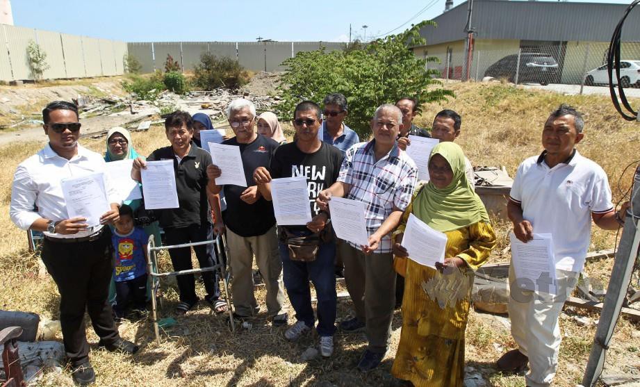 WAN Mohamad Anwar  (depan, empat kiri) bersama ahli keluarga berkumpul untuk menuntut hak mereka dan memfailkan saman ke atas pihak berkuasa. FOTO Ghazali Kori.